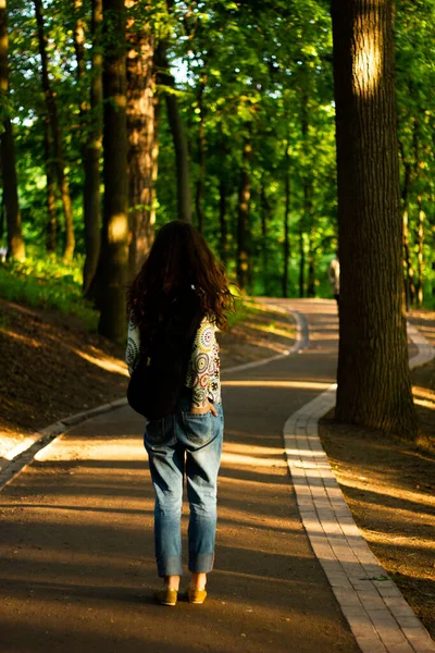 Una Hermosa Chica Camina Atardecer Parque Toca Ukelele Los Rayos — Foto de Stock