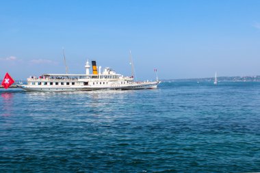 Geneva, İsviçre - Eylül 07: Cruise tekne Rhone (Lac Leman) Cenevre, İsviçre'deki Cenevre Gölü üzerinde.