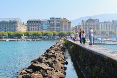 Cenevre - Eylül 07. En büyük olan ikonik çeşme rıhtımda turistler dünya.