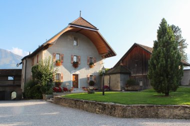 Gruyeres, İsviçre - Eylül 08: Görünümü ana caddenin swiss köyün Gruyeres, İsviçre