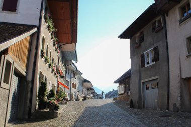 Gruyeres, İsviçre - Eylül 08: Görünümü ana caddenin swiss köyün Gruyeres, İsviçre