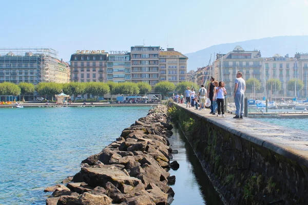 Cenevre - Eylül 07. En büyük olan ikonik çeşme rıhtımda turistler dünya.