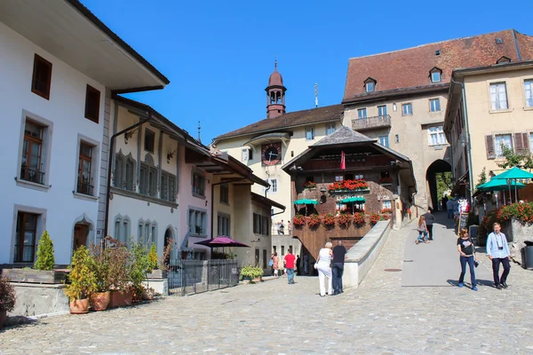 GRUYERES, SUISSE - 08 SEPTEMBRE : Vue de la rue principale du village suisse de Gruyères, Suisse — Photo