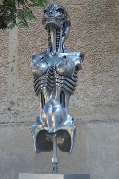 Gruyeres, İsviçre - Eylül 08: H.R. giger Müzesi, giriş - 08 Eylül 2012, Gruyeres, İsviçre, Europe görüntülenen çeşitli heykeller