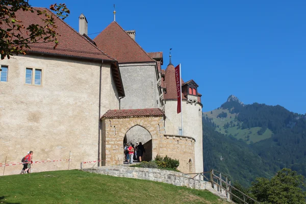 GRUYERES, SUIZA - 08 DE SEPTIEMBRE: El Chateau Gruyeres, construido entre 1270 y 1282 en nuestro tiempo tiene el estatus de museo, el 08 de septiembre de 2012, en Gruyeres, Friburgo, Suiza . —  Fotos de Stock