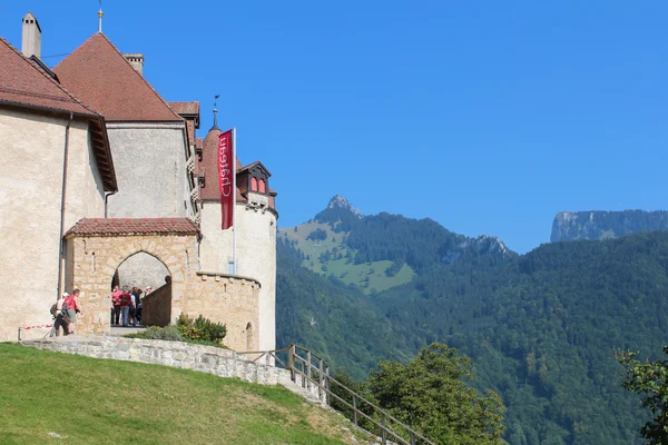 GRUYERES, SUÍÇA - SETEMBRO 08: O Chateau Gruyeres, construído entre 1270 e 1282 em nosso tempo tem o status de museu, em 08 de setembro de 2012, em Gruyeres, Friburgo, Suíça . — Fotografia de Stock