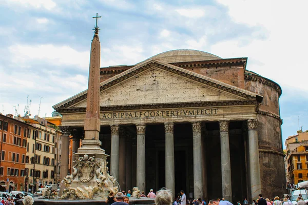 ROME - SEPTEMBER 26: The Pantheon on september 26, 2012 in Rome, — Stock Photo, Image
