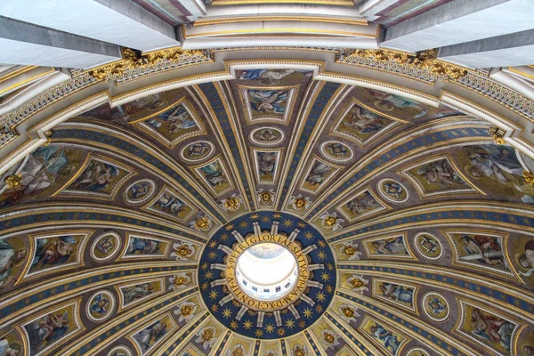 VATICAN - SEPTEMBER 25: Interior of Saint Peters Basilica on Sep — Stock Photo, Image