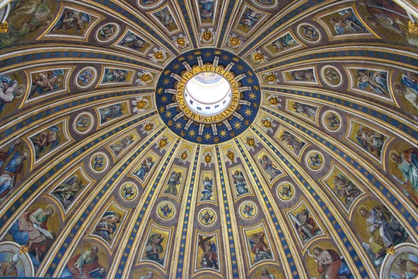 Vaticaan - 25 September: Interieur van de Sint Pieter Basiliek op Sep — Stockfoto