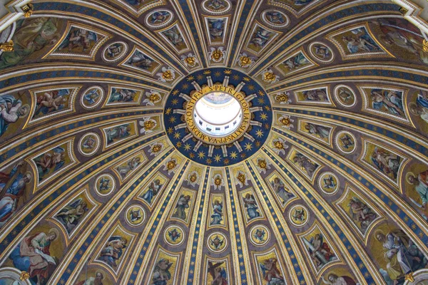 VATICAN - SEPTEMBER 25: Interior of Saint Peters Basilica on Sep — Stock Photo, Image