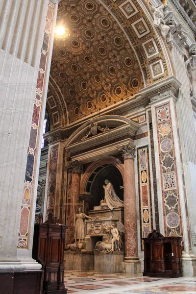 Vatican - september 25: interieur der basilika des heiligen peters am sep — Stockfoto