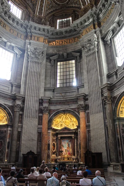 VATICAN - SEPTEMBER 25: Interior of Saint Peters Basilica on Sep — Stock Photo, Image