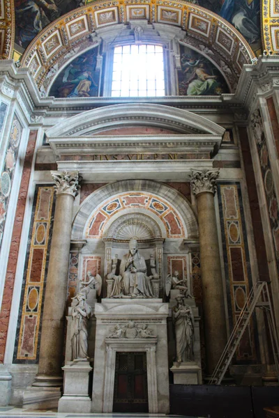 VATICAN - SEPTEMBER 25: Interior of Saint Peters Basilica on Sep — Stock Photo, Image