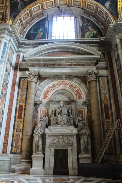 Vaticaan - 25 September: Interieur van de Sint Pieter Basiliek op Sep — Stockfoto