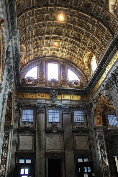 VATICAN - SEPTEMBER 25: Interior of Saint Peters Basilica on Sep — Stock Photo, Image