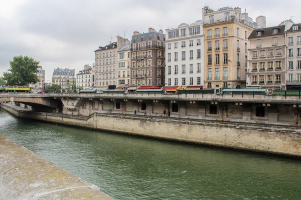 De schilderachtige oevers van de Seine in Parijs, Frankrijk. — Stockfoto