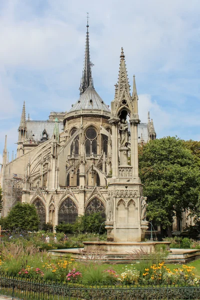 Pohled na katedrálu Notre Dame de Paris - nejslavnější gotická, Ro — Stock fotografie