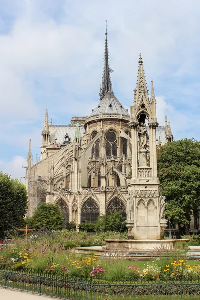 Pohled na katedrálu Notre Dame de Paris - nejslavnější gotická, Ro — Stock fotografie