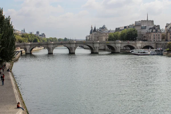 Die malerischen Dämme der Seine in Paris, Frankreich. (la c — Stockfoto