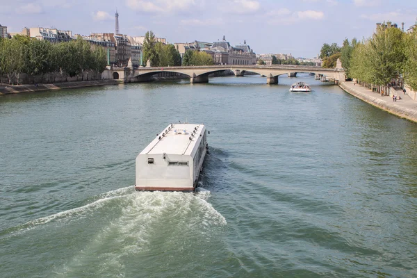 Tengerjáró hajó, a Szajna, Paris, Franciaország. — Stock Fotó