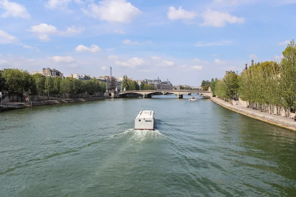 Cruiseskip på Seine River i Paris, Frankrike . – stockfoto