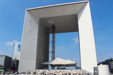 Paris - Eylül 04: La Defense merkezi kare bir büyük iş Paris'in bölgesinde, Paris, Fransa'da Eylül 04 2012 üzerinde yürüyen turist.