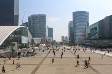 Paris - Eylül 04: Görünüm La Defense 04 Eylül 2012 Paris. La Defense Paris'in bir büyük iş bölgesinde olduğunu.