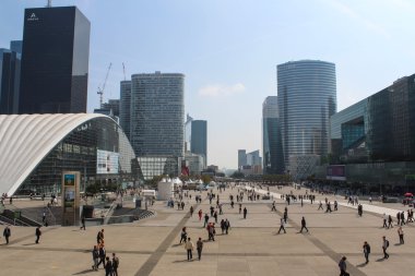 Paris - Eylül 04: La Defense merkezi kare bir büyük iş Paris'in bölgesinde, Paris, Fransa'da Eylül 04 2012 üzerinde yürüyen turist.