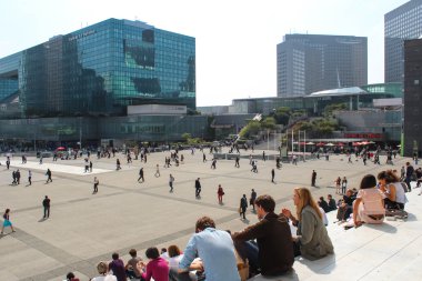 Paris - Eylül 04: La Defense merkezi square Paris'in bir büyük iş bölgesinde yürüyüş turist