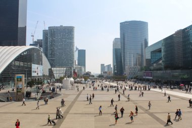 Paris - Eylül 04: La Defense merkezi square Paris'in bir büyük iş bölgesinde yürüyüş turist