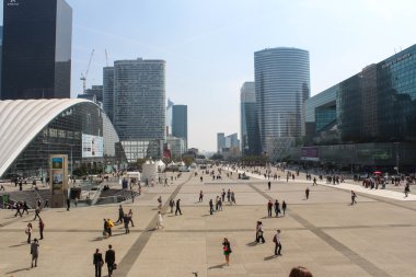 Paris - Eylül 04: La Defense merkezi square Paris'in bir büyük iş bölgesinde yürüyüş turist