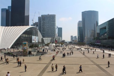 Paris - Eylül 04: La Defense merkezi square Paris'in bir büyük iş bölgesinde yürüyüş turist