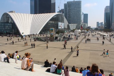 Paris - Eylül 04: La Defense merkezi square Paris'in bir büyük iş bölgesinde yürüyüş turist