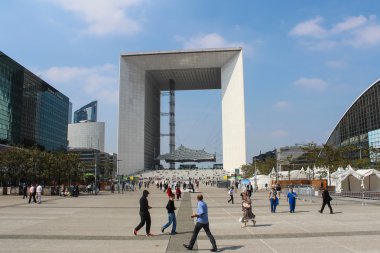 Paris - Eylül 04: La Defense merkezi square Paris'in bir büyük iş bölgesinde yürüyüş turist
