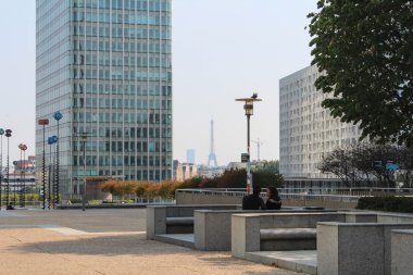 Paris - Eylül 04: La Defense merkezi square Paris'in bir büyük iş bölgesinde yürüyüş turist