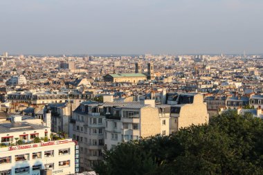 Paris - 04 Eylül 2012: Paris panoramik manzaraya görüntüleme platformu Sacre Coeur Bazilikası yakınındaki günbatımı Montmartre. Paris, Fransa.