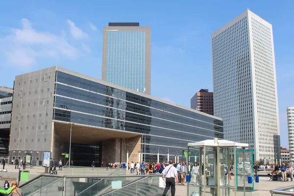 Paris - Eylül 04: Görünüm La Defense 04 Eylül 2012 Paris. La Defense Paris'in bir büyük iş bölgesinde olduğunu.