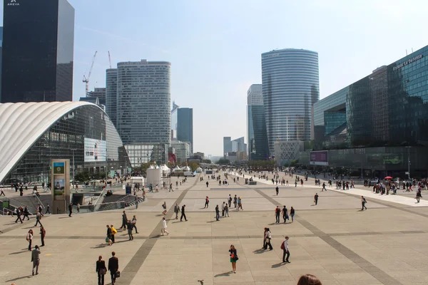 Paris - Eylül 04: La Defense merkezi square Paris'in bir büyük iş bölgesinde yürüyüş turist