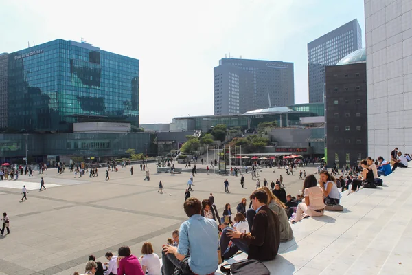 Paris - Eylül 04: La Defense merkezi square Paris'in bir büyük iş bölgesinde yürüyüş turist