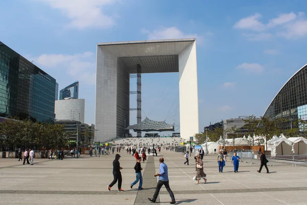Paris - Eylül 04: La Defense merkezi square Paris'in bir büyük iş bölgesinde yürüyüş turist
