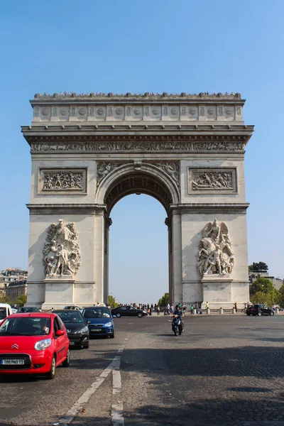 Arco del Triunfo de l 'Etoile es uno de los monumentos más famosos de París . — Foto de Stock