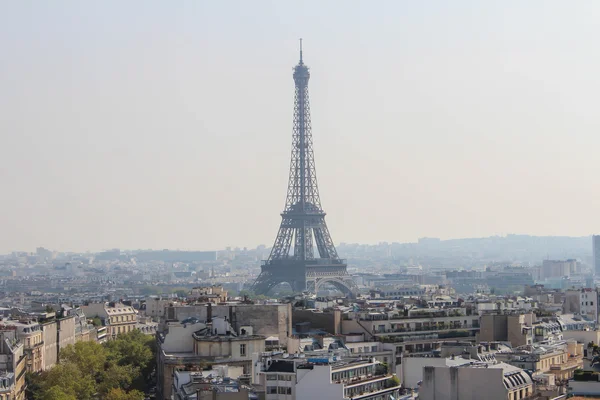 Utsikten fra taket av Paris 'mangfoldige arkitektur . – stockfoto