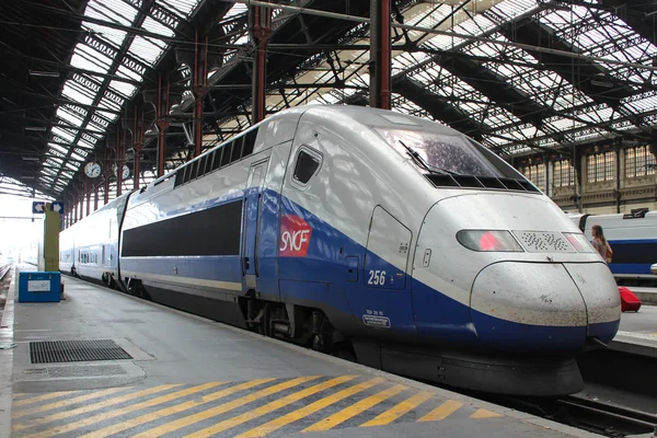 Parijs - 04 September: Tgv Franse hogesnelheidstrein in gare de Lyo — Stockfoto