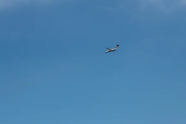 El avión sobre un fondo del cielo — Foto de Stock