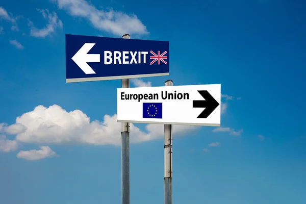 Um sinal de estrada UE e BREXIT e um céu azul — Fotografia de Stock