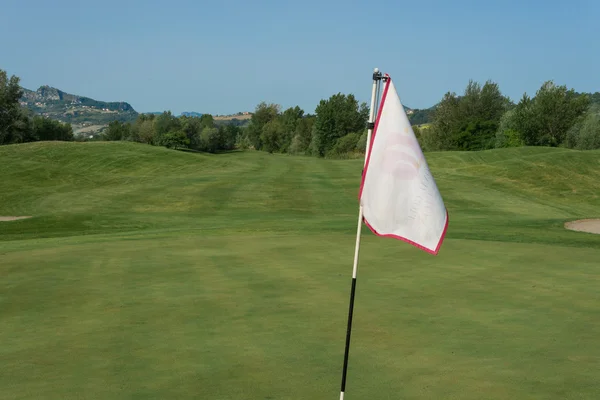 Una vista de una bandera de golf — Foto de Stock