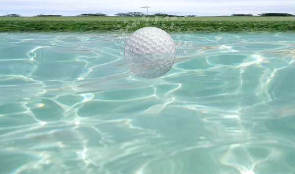 Golfbal onderwater in een meer — Stockfoto