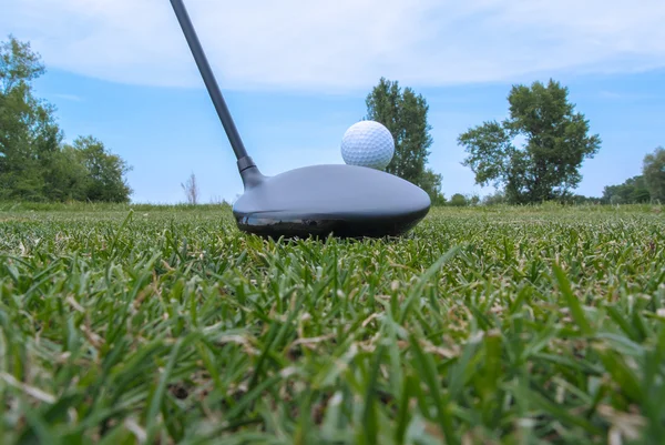 Motorista de golfe e bola — Fotografia de Stock