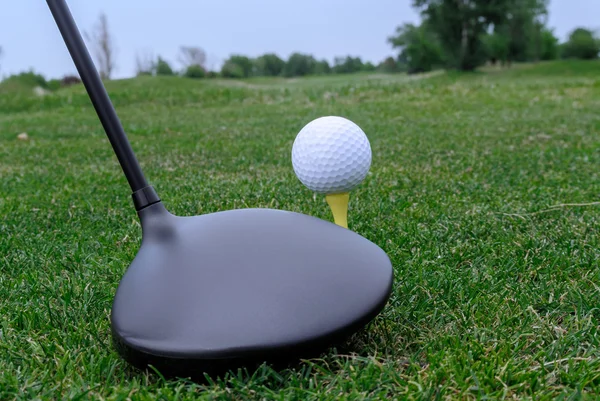 Golf driver and ball — Stock Photo, Image