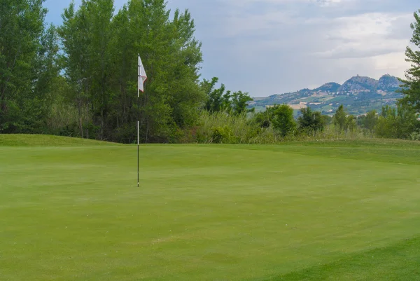 Una vista de un hermoso campo de golf — Foto de Stock